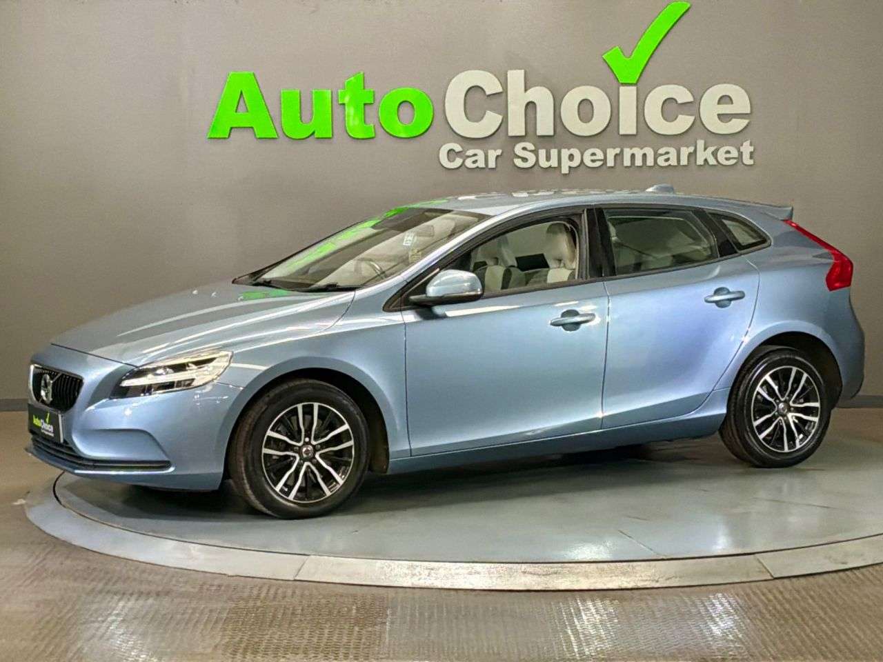 2017 VOLVO V40 2017 VOLVO V40