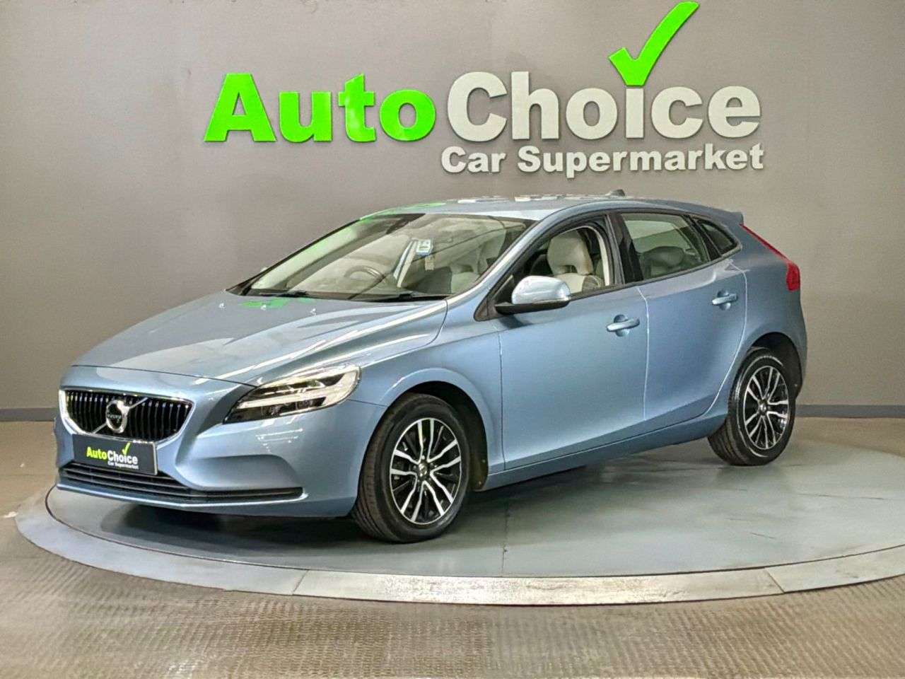 2017 VOLVO V40 2017 VOLVO V40