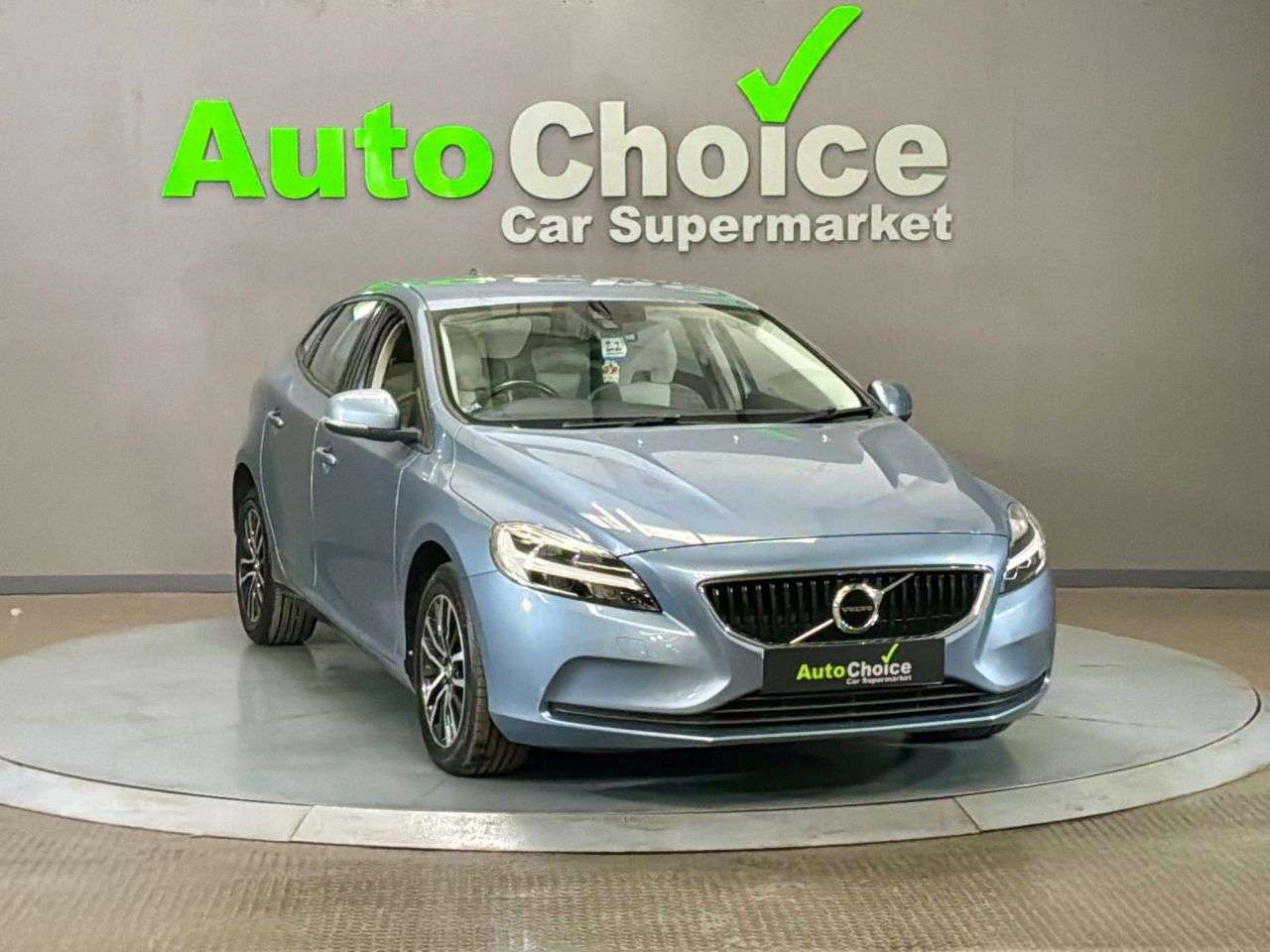 2017 VOLVO V40 2017 VOLVO V40