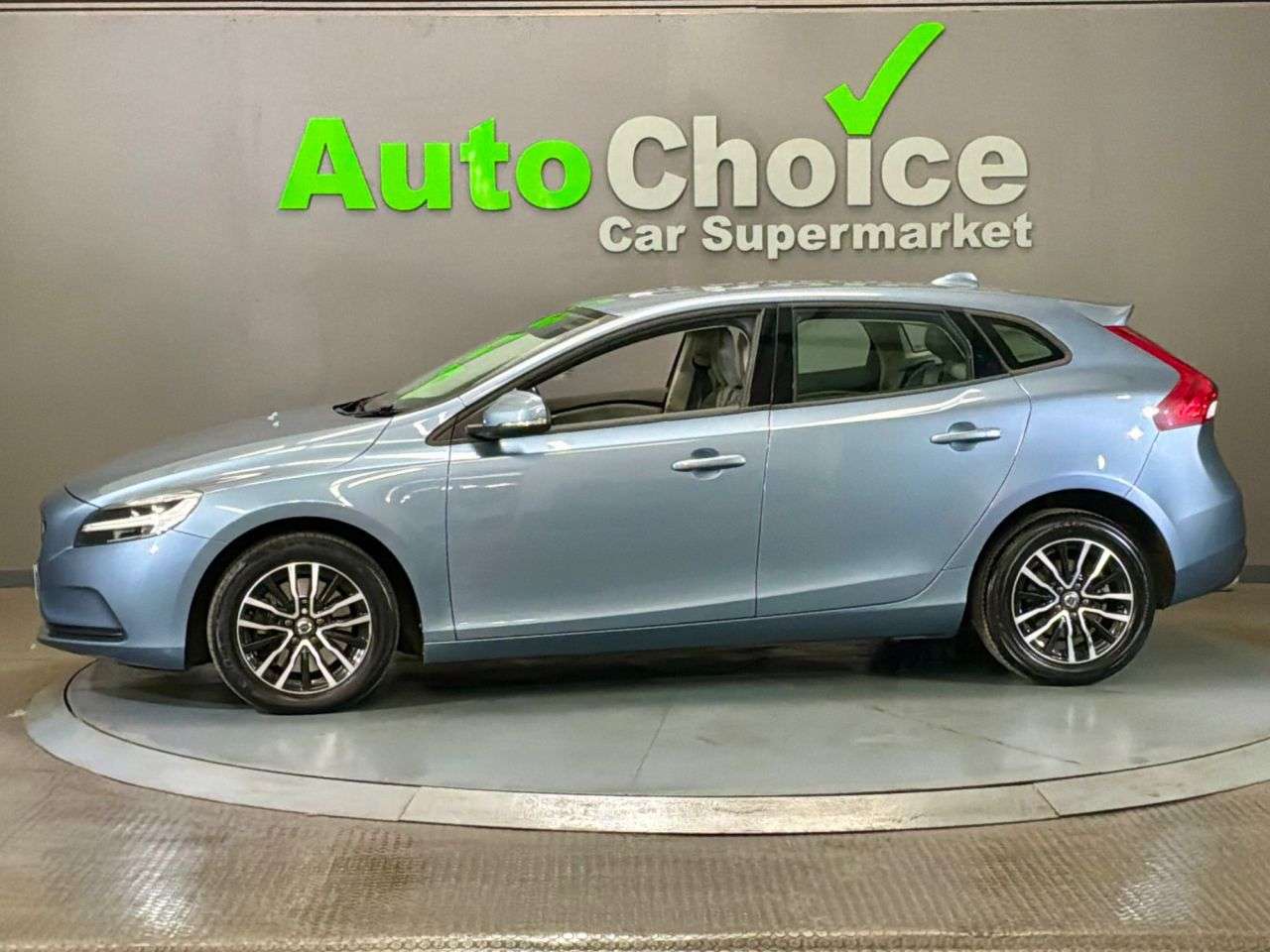 2017 VOLVO V40 2017 VOLVO V40