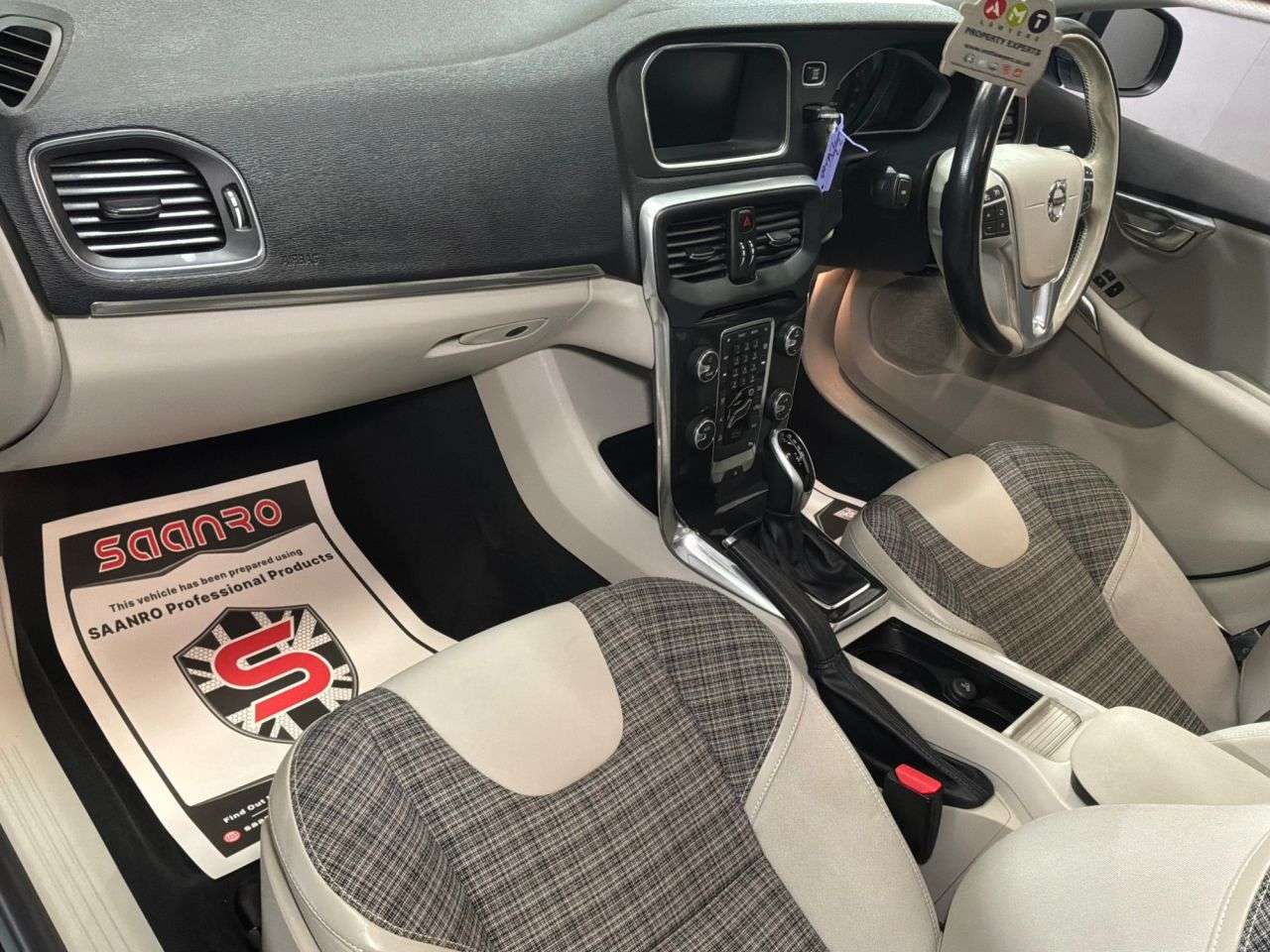 2017 VOLVO V40 2017 VOLVO V40