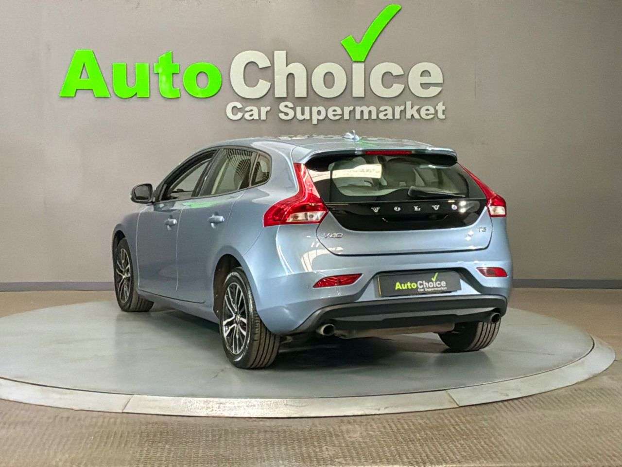 2017 VOLVO V40 2017 VOLVO V40