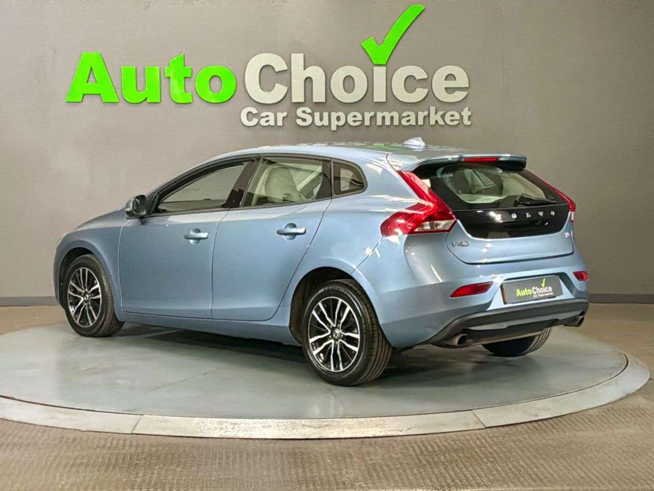 2017 VOLVO V40 2017 VOLVO V40