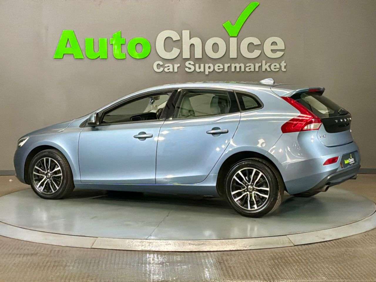 2017 VOLVO V40 2017 VOLVO V40