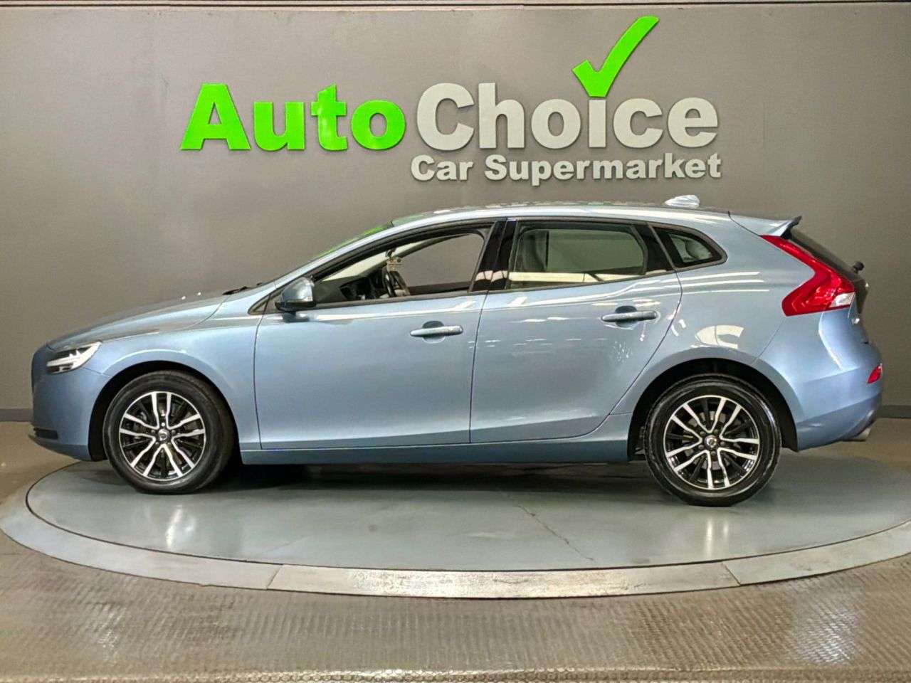 2017 VOLVO V40 2017 VOLVO V40