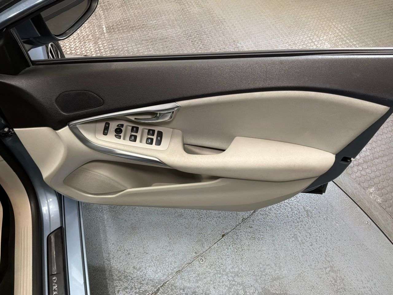 2017 VOLVO V40 2017 VOLVO V40