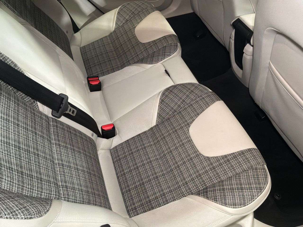 2017 VOLVO V40 2017 VOLVO V40