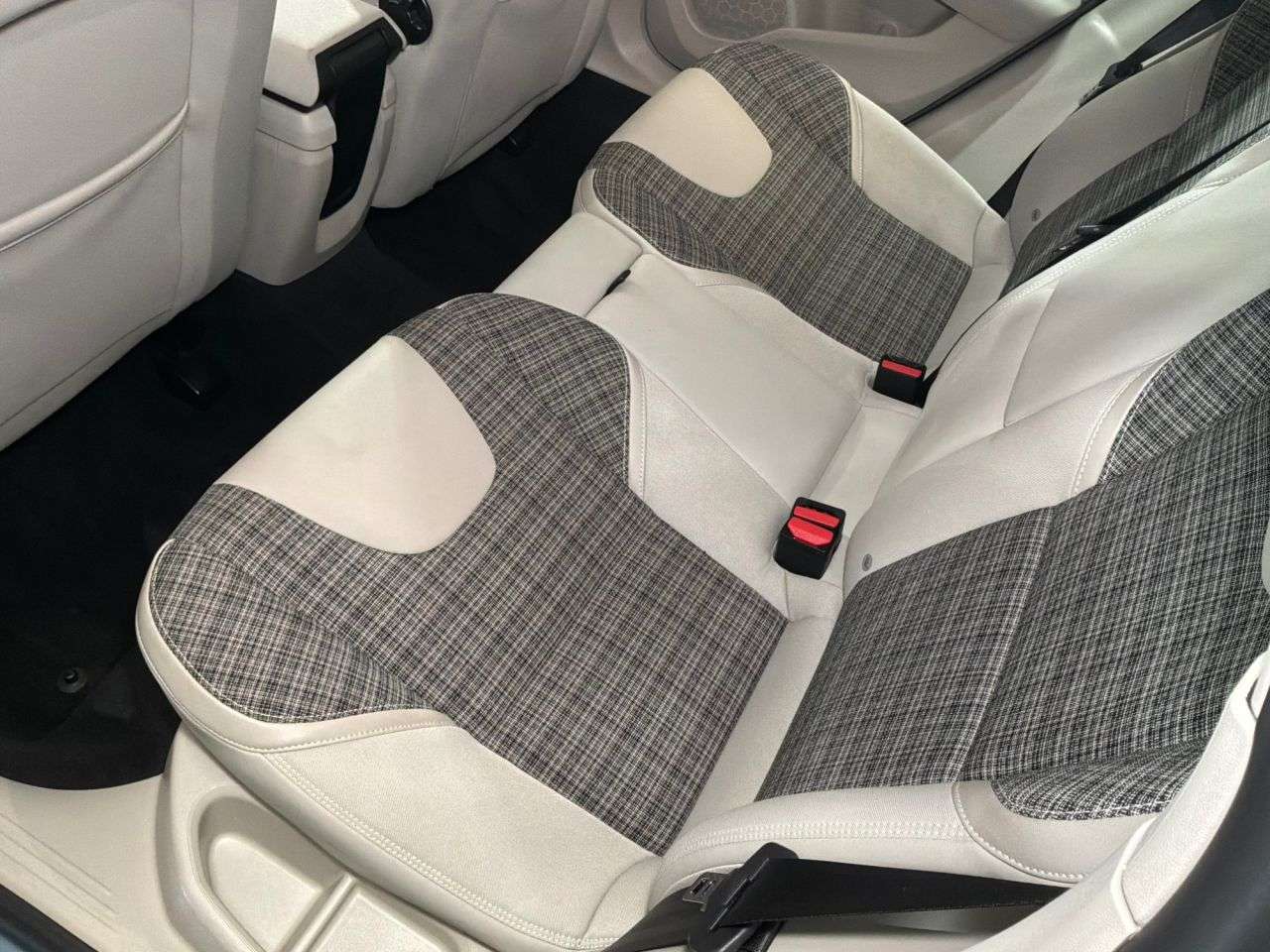 2017 VOLVO V40 2017 VOLVO V40