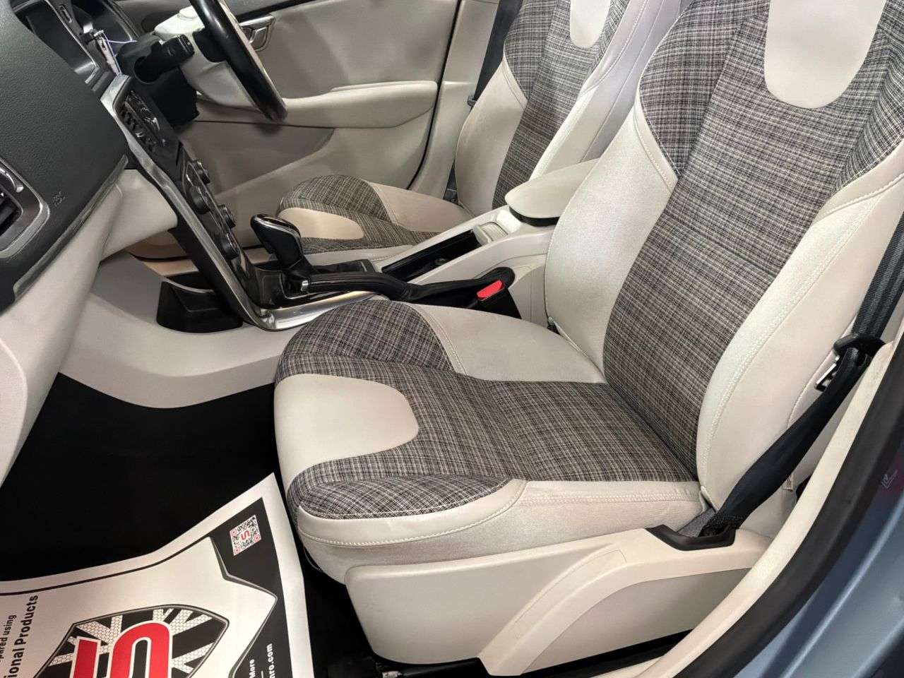 2017 VOLVO V40 2017 VOLVO V40