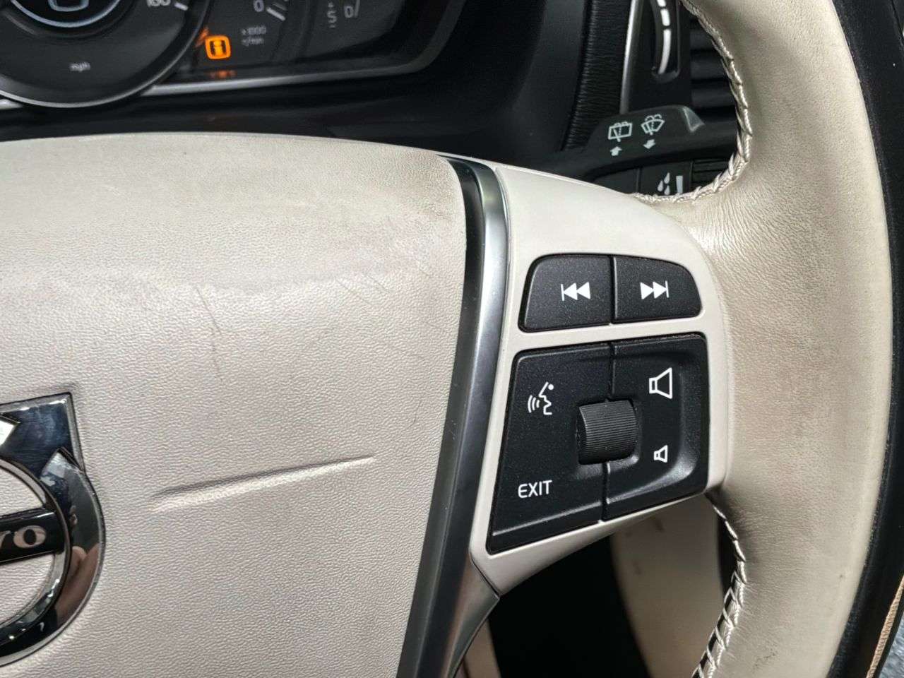 2017 VOLVO V40 2017 VOLVO V40
