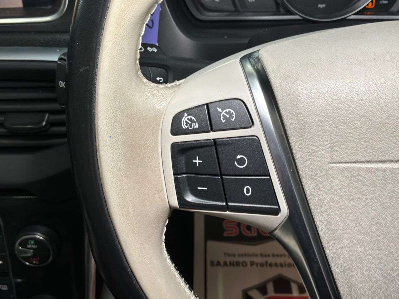 2017 VOLVO V40 2017 VOLVO V40
