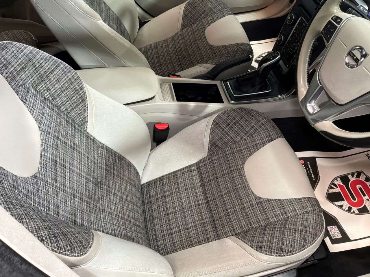 2017 VOLVO V40 2017 VOLVO V40