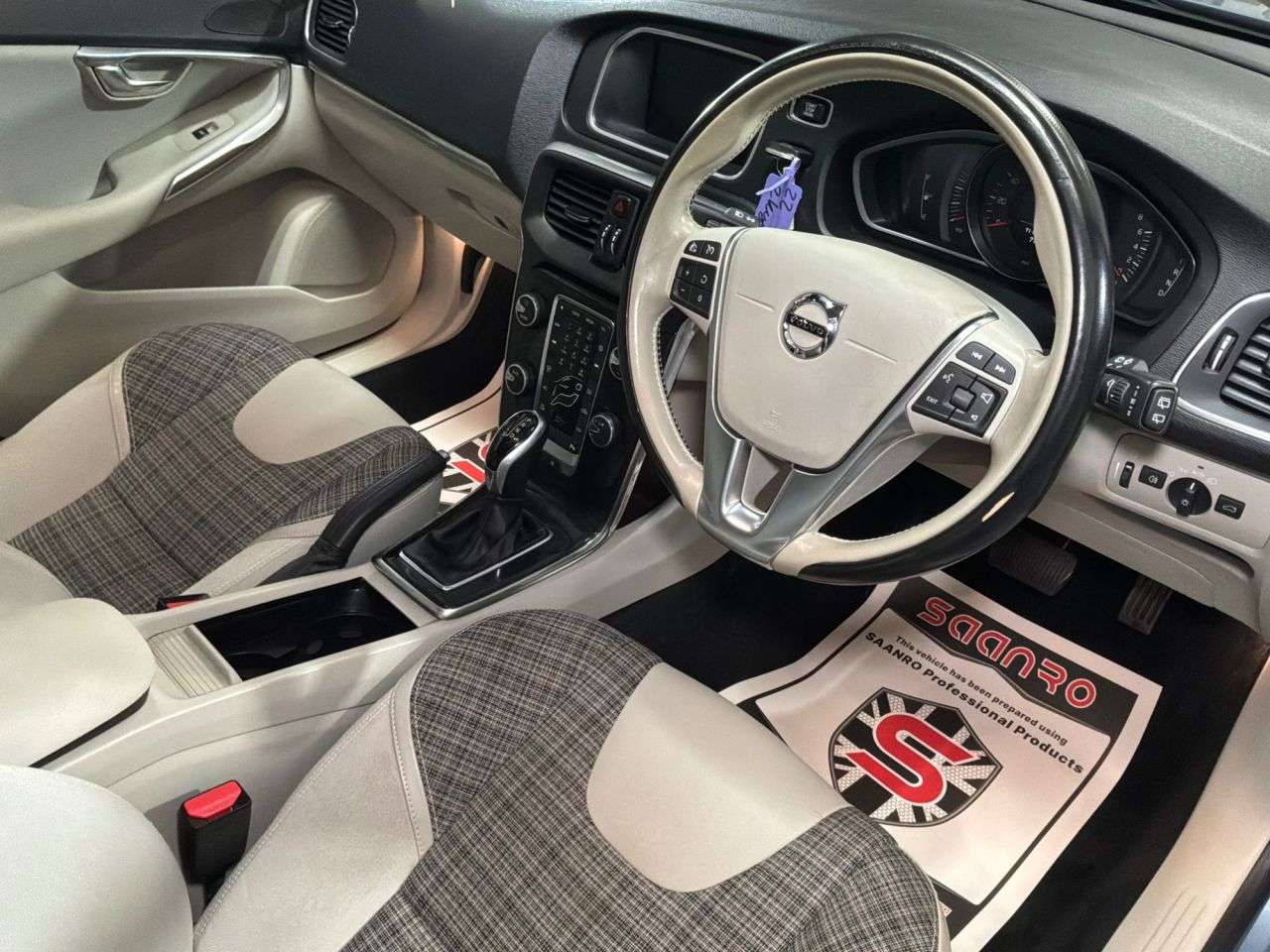 2017 VOLVO V40 2017 VOLVO V40