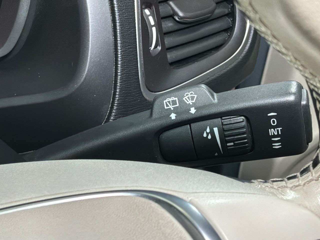2017 VOLVO V40 2017 VOLVO V40