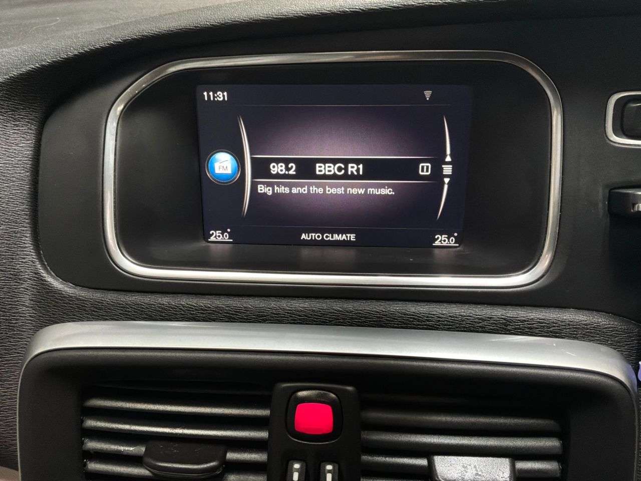 2017 VOLVO V40 2017 VOLVO V40