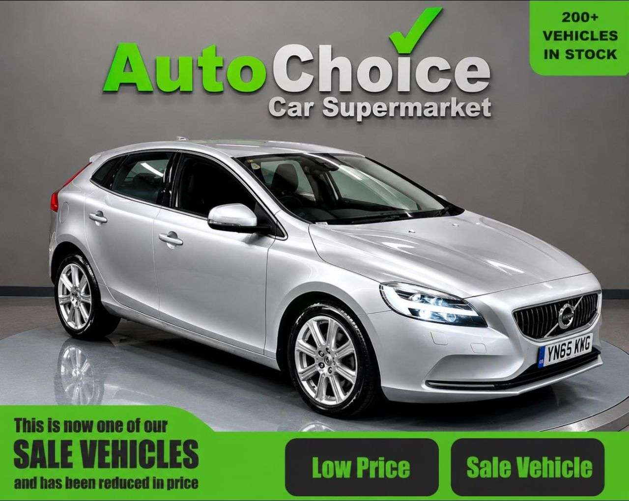 A 2017 VOLVO V40 2.0 T2 Inscription Hatchback 5dr Petrol Manual Euro 6 (s/s) (122 ps) in Bla A 2017 VOLVO V40 2.0 T2 Inscription Hatchback 5dr Petrol Manual Euro 6 (s/s) (122 ps) in Bla