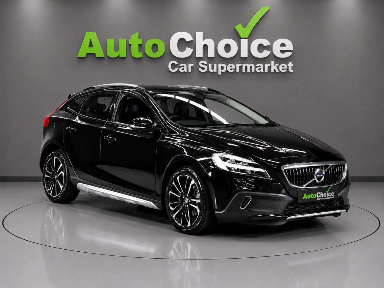A 2018 VOLVO V40 CROSS COUNTRY 1.5 T3 GPF Pro Hatchback 5dr Petrol Auto Euro 6 (s/s) (152 ps) in Blackburn A 2018 VOLVO V40 CROSS COUNTRY 1.5 T3 GPF Pro Hatchback 5dr Petrol Auto Euro 6 (s/s) (152 ps) in Blackburn
