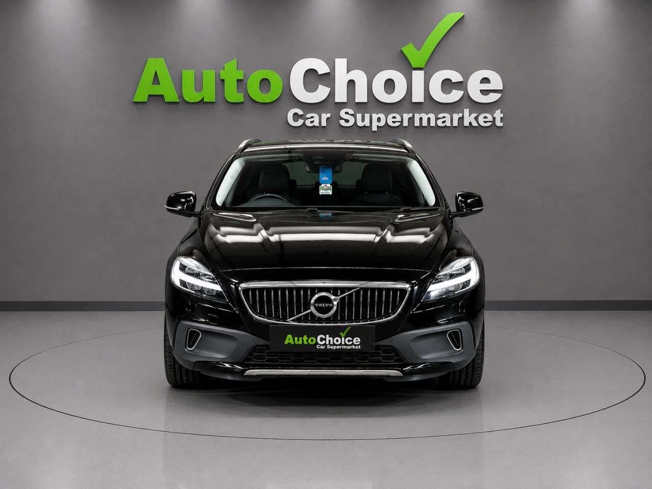 A 2018 VOLVO V40 CROSS COUNTRY 1.5 T3 GPF Pro Hatchback 5dr Petrol Auto Euro 6 (s/s) (152 ps) in Blackburn A 2018 VOLVO V40 CROSS COUNTRY 1.5 T3 GPF Pro Hatchback 5dr Petrol Auto Euro 6 (s/s) (152 ps) in Blackburn