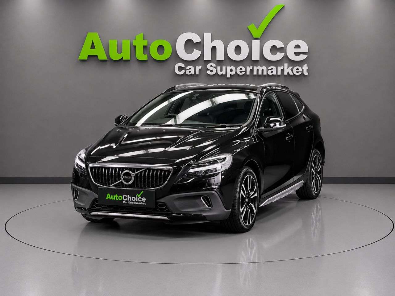 A 2018 VOLVO V40 CROSS COUNTRY 1.5 T3 GPF Pro Hatchback 5dr Petrol Auto Euro 6 (s/s) (152 ps) in Blackburn A 2018 VOLVO V40 CROSS COUNTRY 1.5 T3 GPF Pro Hatchback 5dr Petrol Auto Euro 6 (s/s) (152 ps) in Blackburn