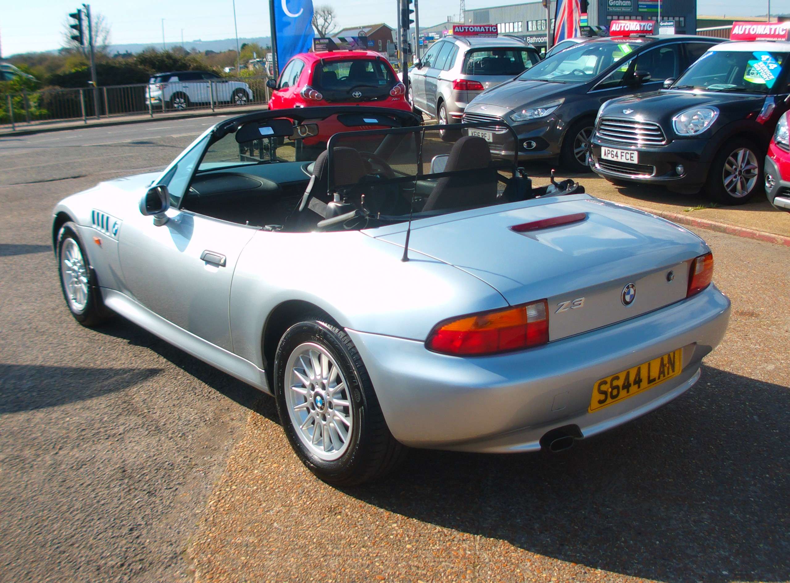 A 1998 BMW Z3 1.9i Convertible 2dr Petrol Manual (187 g/km, 140 bhp) A 1998 BMW Z3 1.9i Convertible 2dr Petrol Manual (187 g/km, 140 bhp)