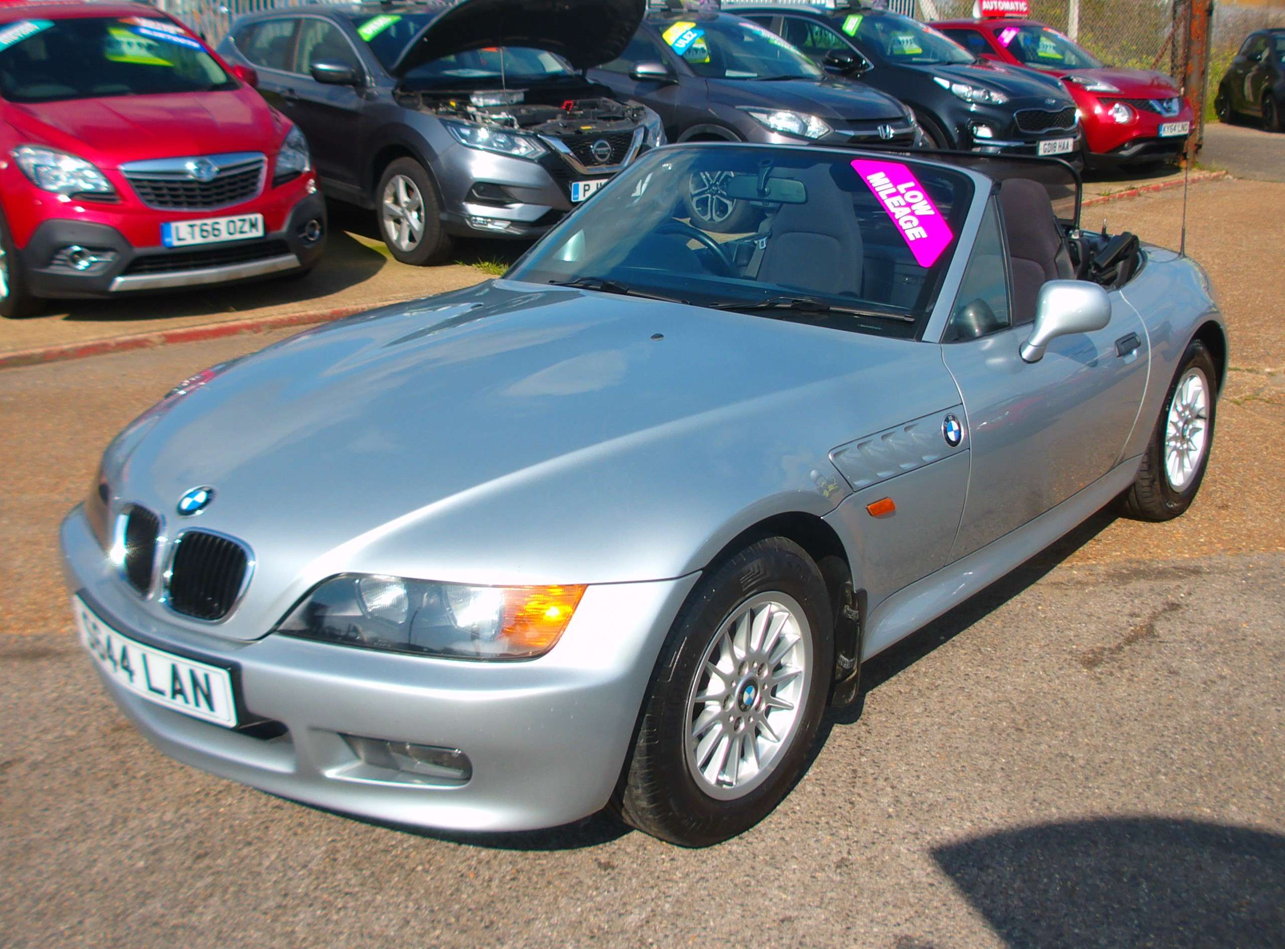 A 1998 BMW Z3 1.9i Convertible 2dr Petrol Manual (187 g/km, 140 bhp) A 1998 BMW Z3 1.9i Convertible 2dr Petrol Manual (187 g/km, 140 bhp)