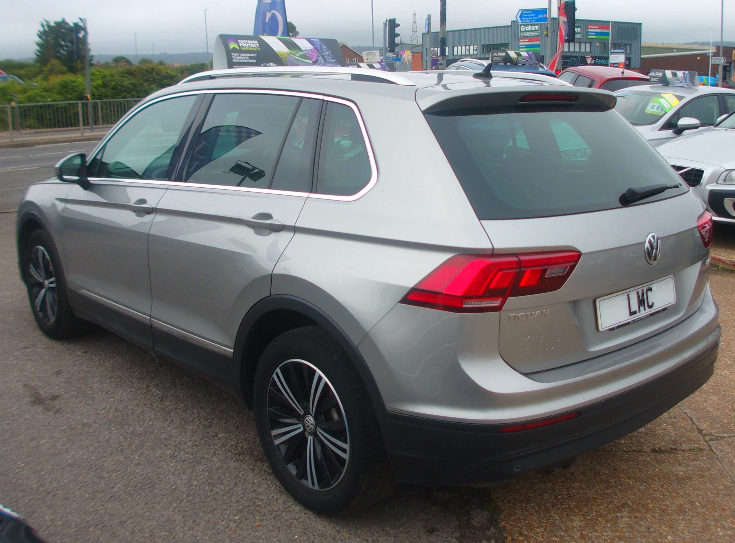 A 2017 VOLKSWAGEN TIGUAN 2.0 TDI SE Navigation SUV 5dr Diesel Manual Euro 6 (s/s) A 2017 VOLKSWAGEN TIGUAN 2.0 TDI SE Navigation SUV 5dr Diesel Manual Euro 6 (s/s)