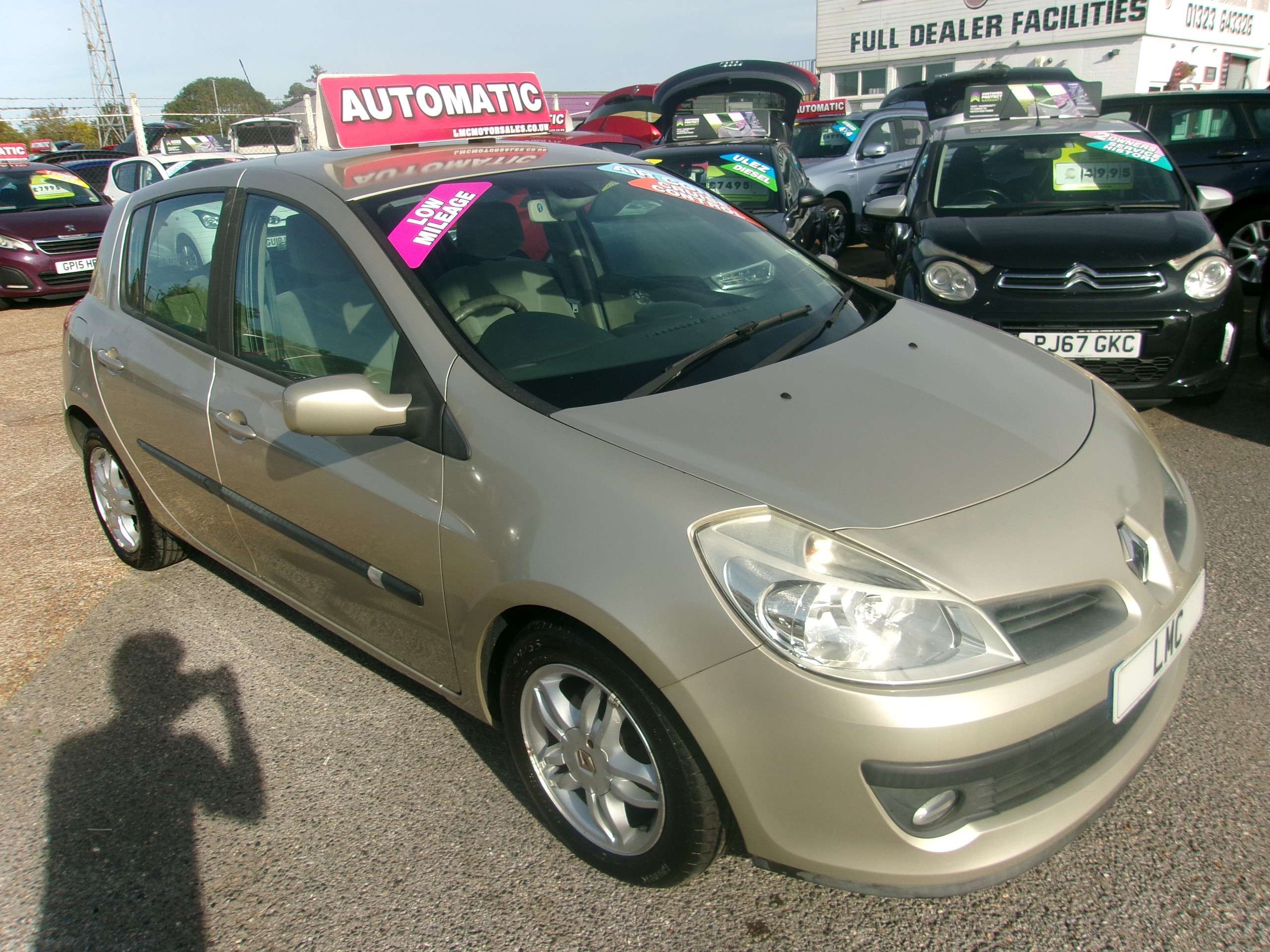 A 2006 RENAULT CLIO Automatic 1.6 VVT Privilege Hatchback 5dr Petrol (179 g/km, 111 bhp) A 2006 RENAULT CLIO Automatic 1.6 VVT Privilege Hatchback 5dr Petrol (179 g/km, 111 bhp)