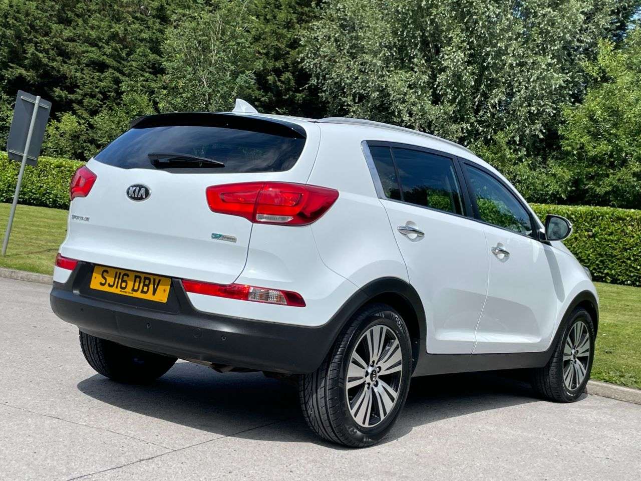A 2016 KIA SPORTAGE 1.7 CRDi EcoDynamics 3 SUV 5dr Diesel Manual 2WD Euro 6 (s/s) (114 bhp) LEA A 2016 KIA SPORTAGE 1.7 CRDi EcoDynamics 3 SUV 5dr Diesel Manual 2WD Euro 6 (s/s) (114 bhp) LEA