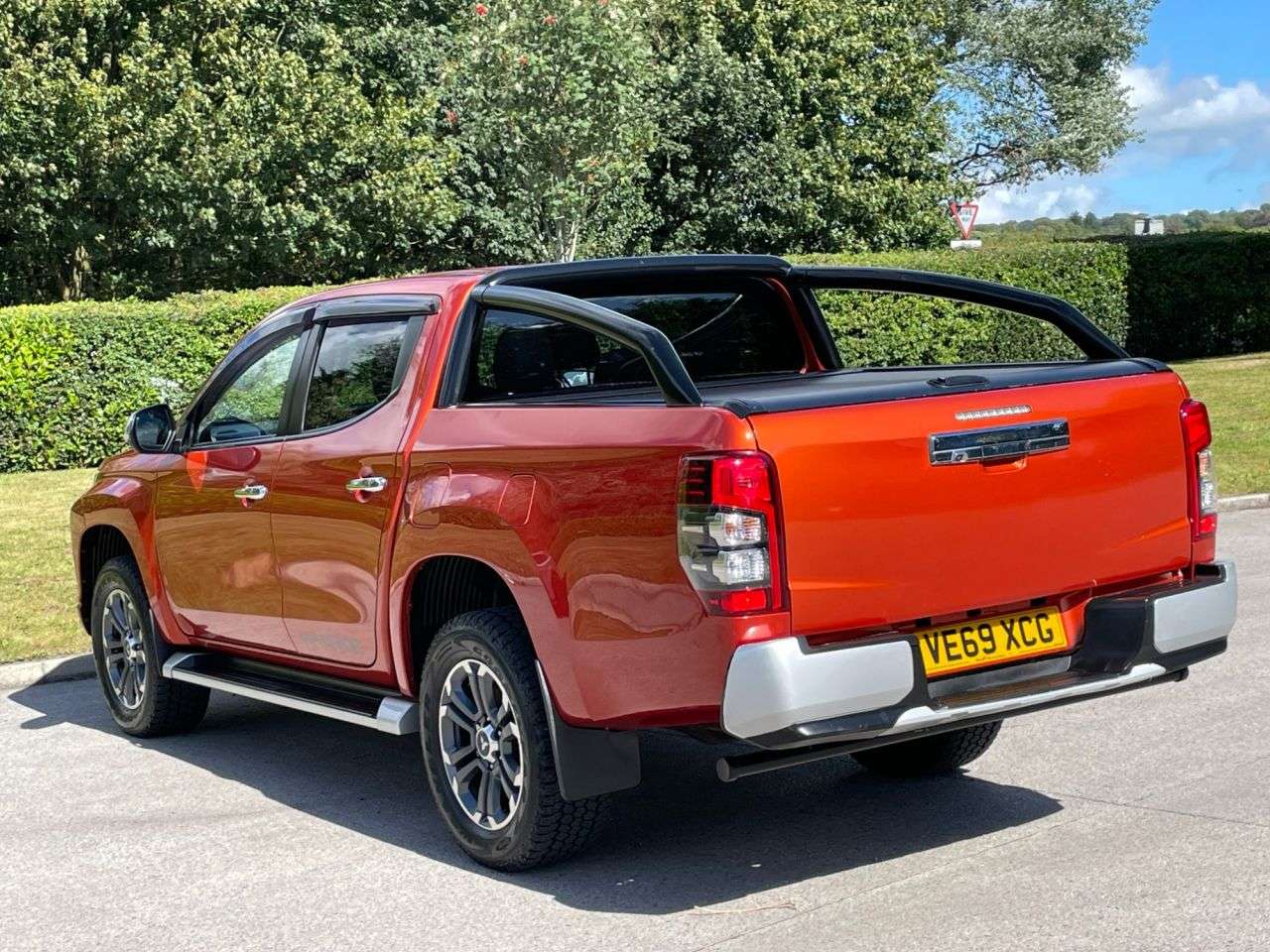 A 2020 MITSUBISHI L200 2.2 DI-D DC Warrior Pickup Double Cab 4dr Diesel Manual 4WD Euro 6 (s/s) (1 A 2020 MITSUBISHI L200 2.2 DI-D DC Warrior Pickup Double Cab 4dr Diesel Manual 4WD Euro 6 (s/s) (1