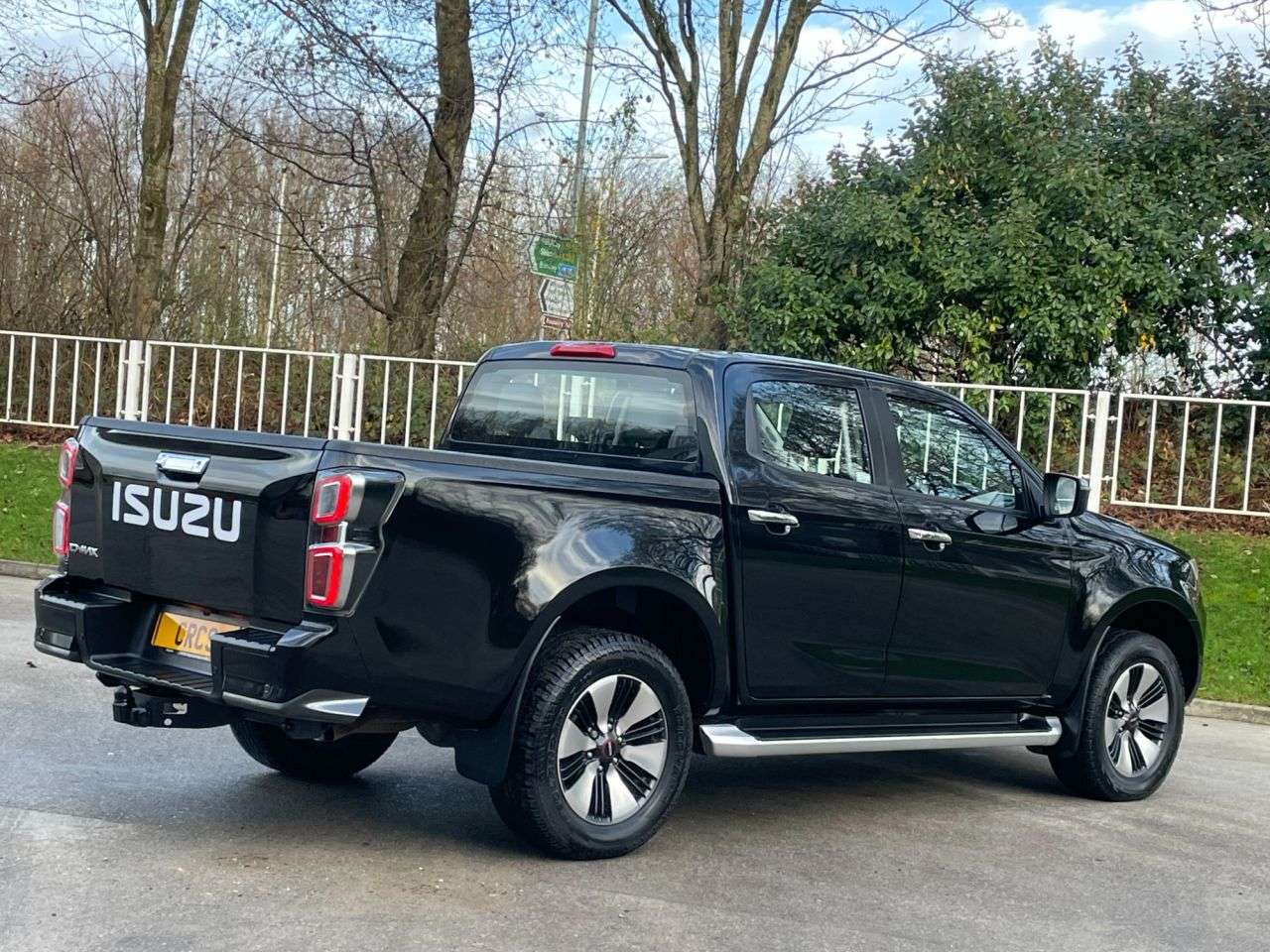 A 2023 ISUZU D-MAX 1.9 TD DL40 Pickup Double Cab 4dr Diesel Auto 4WD Euro 6 (s/s) (164 ps) * * A 2023 ISUZU D-MAX 1.9 TD DL40 Pickup Double Cab 4dr Diesel Auto 4WD Euro 6 (s/s) (164 ps) * *