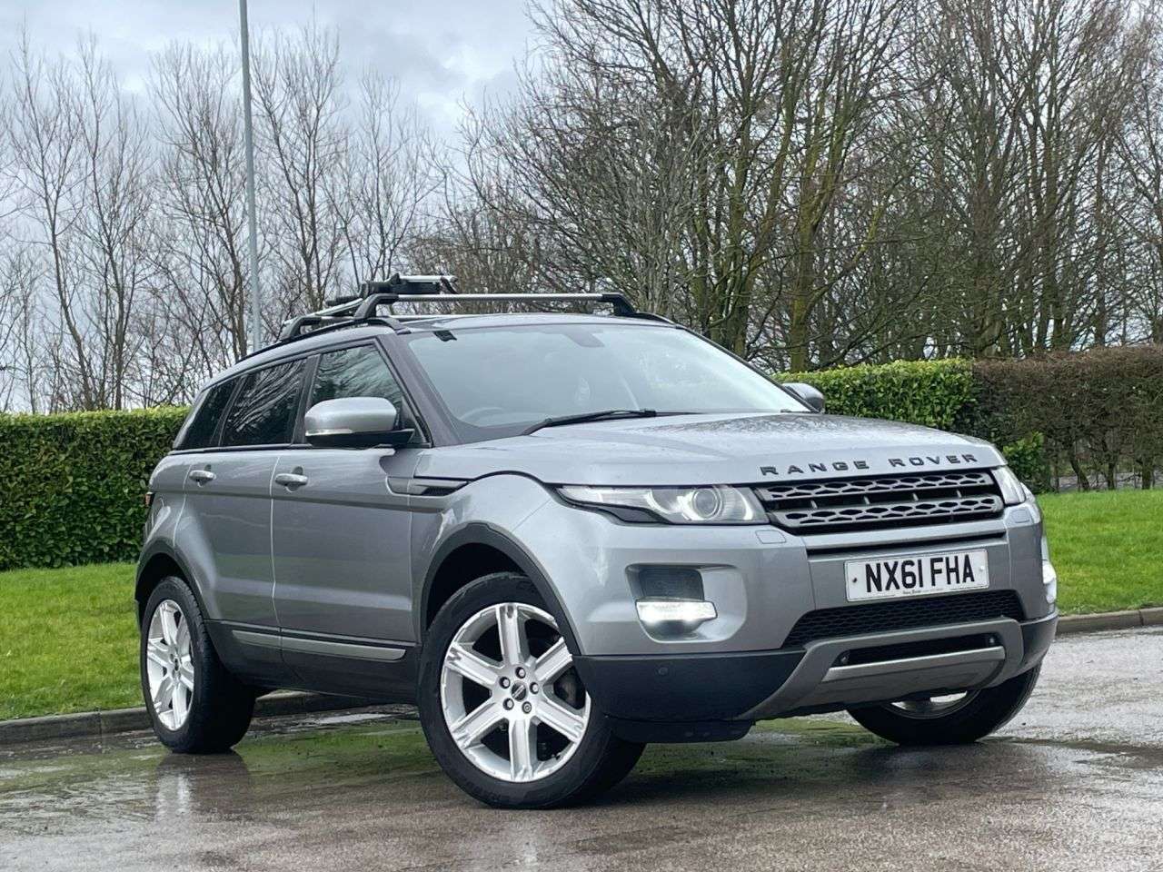 A 2011 LAND ROVER RANGE ROVER EVOQUE 2.2 SD4 Pure SUV 5dr Diesel Auto 4WD Euro 5 (190 ps) SAT NAV + PARKING SENS A 2011 LAND ROVER RANGE ROVER EVOQUE 2.2 SD4 Pure SUV 5dr Diesel Auto 4WD Euro 5 (190 ps) SAT NAV + PARKING SENS