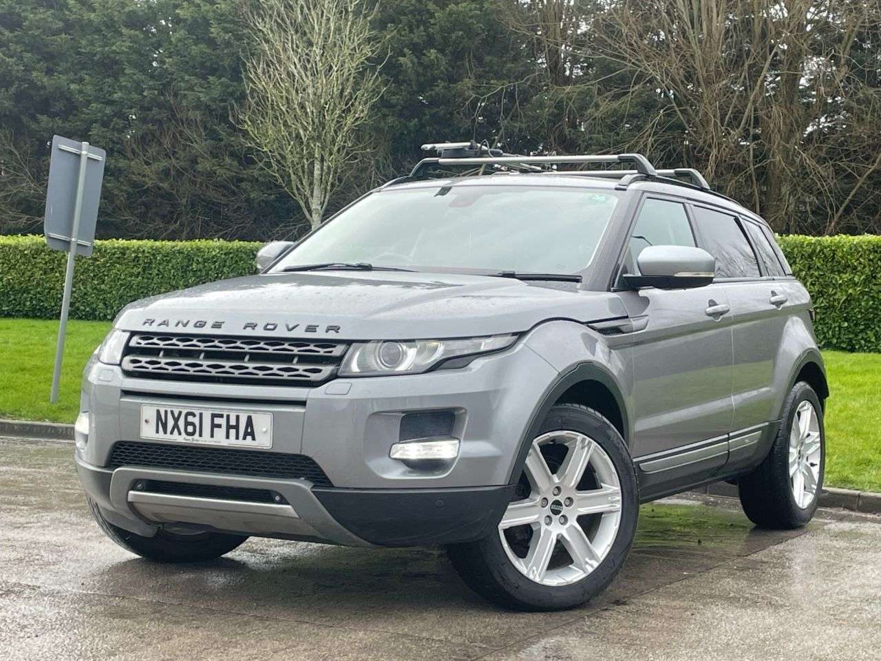 A 2011 LAND ROVER RANGE ROVER EVOQUE 2.2 SD4 Pure SUV 5dr Diesel Auto 4WD Euro 5 (190 ps) SAT NAV + PARKING SENS A 2011 LAND ROVER RANGE ROVER EVOQUE 2.2 SD4 Pure SUV 5dr Diesel Auto 4WD Euro 5 (190 ps) SAT NAV + PARKING SENS