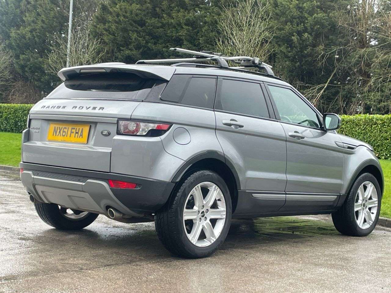 A 2011 LAND ROVER RANGE ROVER EVOQUE 2.2 SD4 Pure SUV 5dr Diesel Auto 4WD Euro 5 (190 ps) SAT NAV + PARKING SENS A 2011 LAND ROVER RANGE ROVER EVOQUE 2.2 SD4 Pure SUV 5dr Diesel Auto 4WD Euro 5 (190 ps) SAT NAV + PARKING SENS