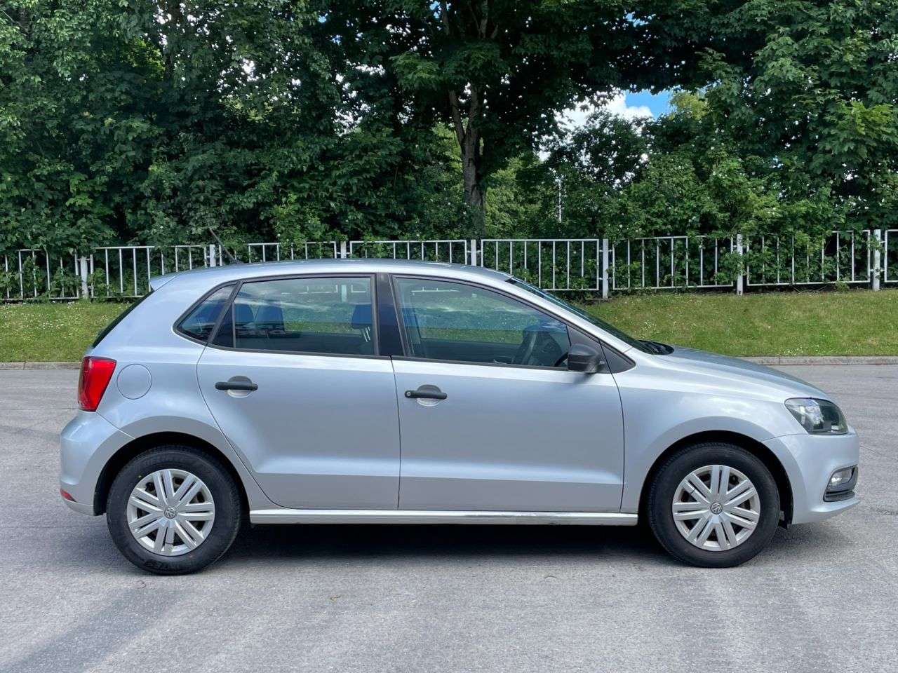 A 2014 VOLKSWAGEN POLO 1.0 BlueMotion Tech S Hatchback 5dr Petrol Manual Euro 6 (s/s) (A/C) (60 ps A 2014 VOLKSWAGEN POLO 1.0 BlueMotion Tech S Hatchback 5dr Petrol Manual Euro 6 (s/s) (A/C) (60 ps