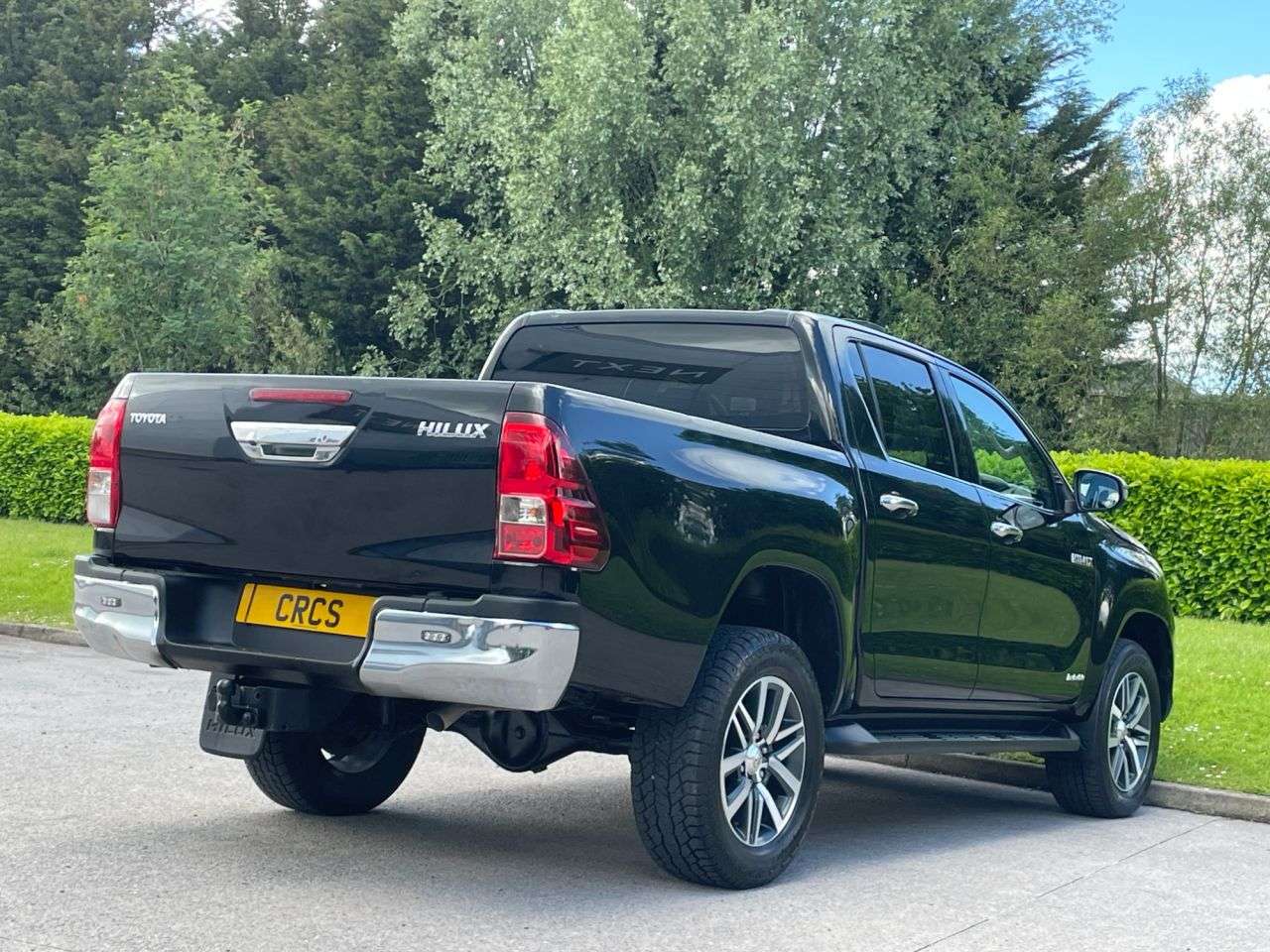 A 2019 TOYOTA HI-LUX 2.4 D-4D Invincible Pickup Double Cab 4dr Diesel Manual 4WD Euro 6 (s/s) (T A 2019 TOYOTA HI-LUX 2.4 D-4D Invincible Pickup Double Cab 4dr Diesel Manual 4WD Euro 6 (s/s) (T