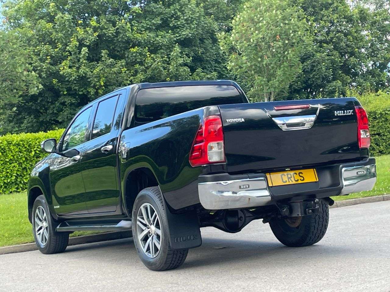 A 2019 TOYOTA HI-LUX 2.4 D-4D Invincible Pickup Double Cab 4dr Diesel Manual 4WD Euro 6 (s/s) (T A 2019 TOYOTA HI-LUX 2.4 D-4D Invincible Pickup Double Cab 4dr Diesel Manual 4WD Euro 6 (s/s) (T