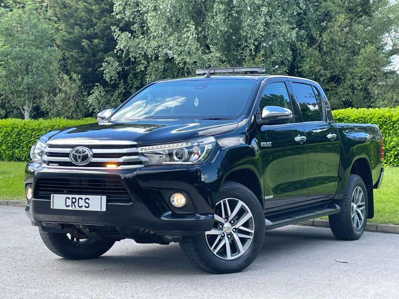 A 2019 TOYOTA HI-LUX 2.4 D-4D Invincible Pickup Double Cab 4dr Diesel Manual 4WD Euro 6 (s/s) (T A 2019 TOYOTA HI-LUX 2.4 D-4D Invincible Pickup Double Cab 4dr Diesel Manual 4WD Euro 6 (s/s) (T