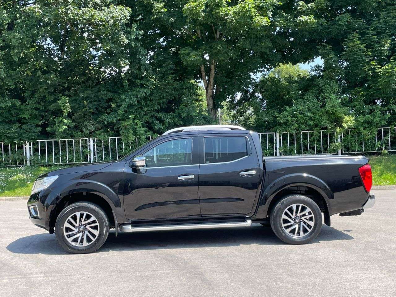 A 2016 NISSAN NAVARA 2.3 dCi Tekna Pickup Double Cab 4dr Diesel Manual 4WD Euro 5 (190 ps) ** NO A 2016 NISSAN NAVARA 2.3 dCi Tekna Pickup Double Cab 4dr Diesel Manual 4WD Euro 5 (190 ps) ** NO