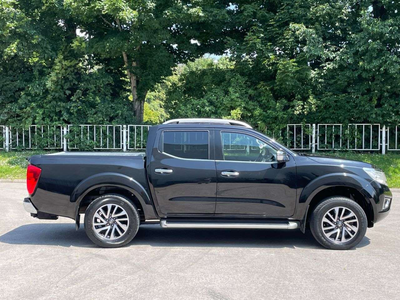 A 2016 NISSAN NAVARA 2.3 dCi Tekna Pickup Double Cab 4dr Diesel Manual 4WD Euro 5 (190 ps) ** NO A 2016 NISSAN NAVARA 2.3 dCi Tekna Pickup Double Cab 4dr Diesel Manual 4WD Euro 5 (190 ps) ** NO