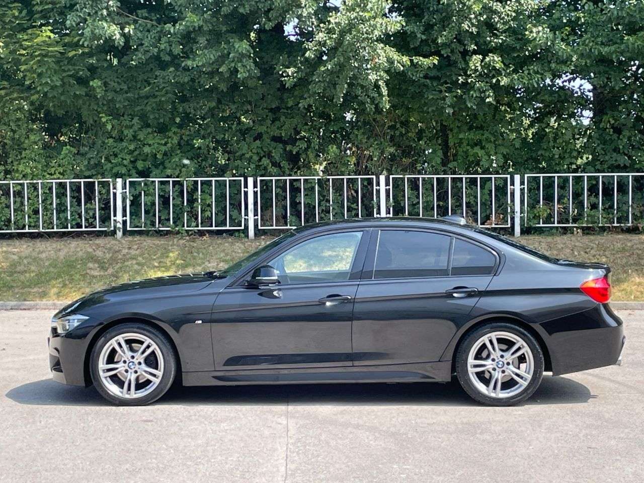 A 2016 BMW 3 SERIES 2.0 320d M Sport Saloon 4dr Diesel Auto Euro 6 (s/s) (190 ps) SAT NAV , BLU A 2016 BMW 3 SERIES 2.0 320d M Sport Saloon 4dr Diesel Auto Euro 6 (s/s) (190 ps) SAT NAV , BLU