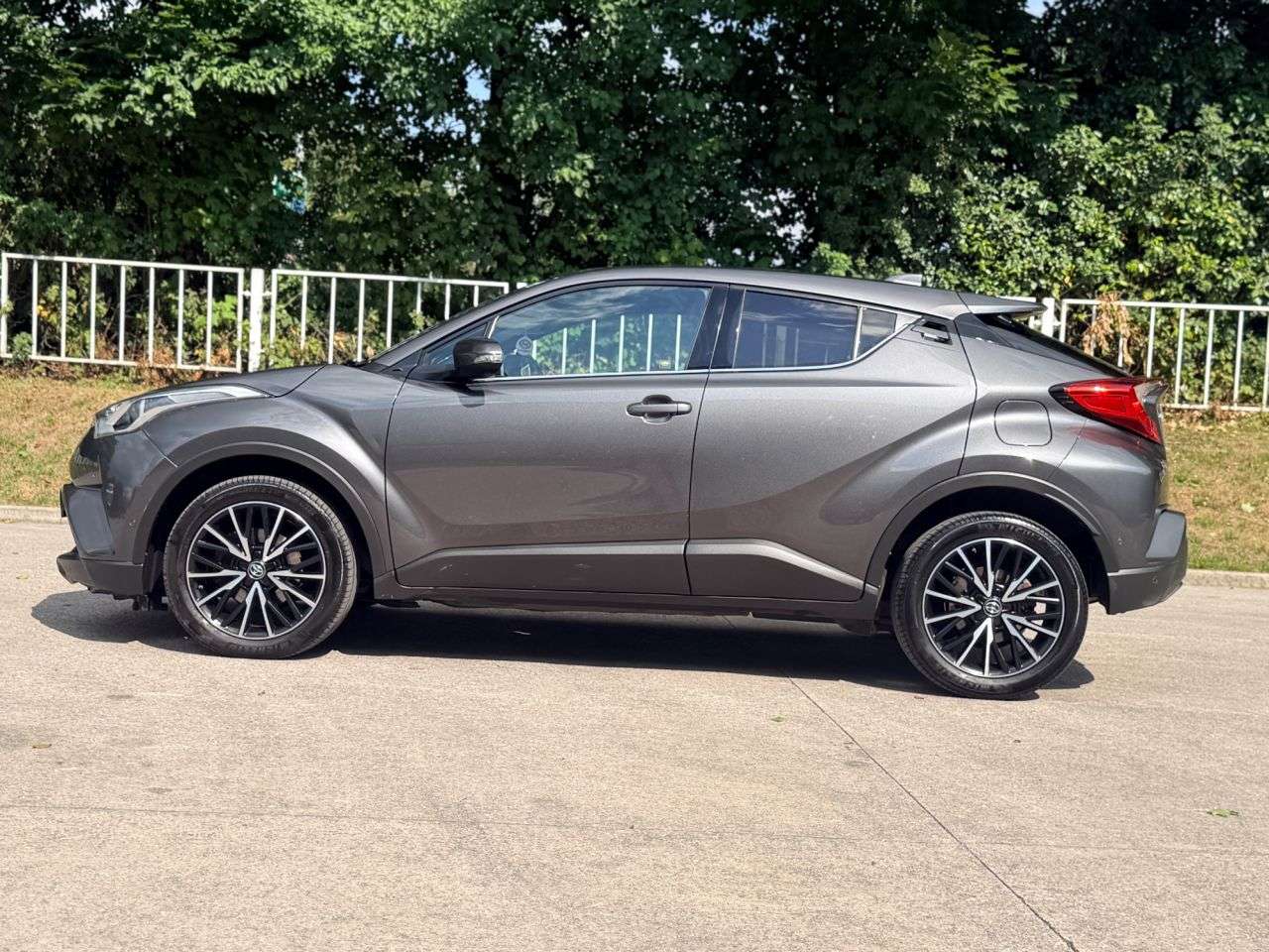 A 2017 TOYOTA C-HR 1.2 VVT-i Excel SUV 5dr Petrol Manual Euro 6 (s/s) (115 ps) 6 STAMPS SERVIC A 2017 TOYOTA C-HR 1.2 VVT-i Excel SUV 5dr Petrol Manual Euro 6 (s/s) (115 ps) 6 STAMPS SERVIC