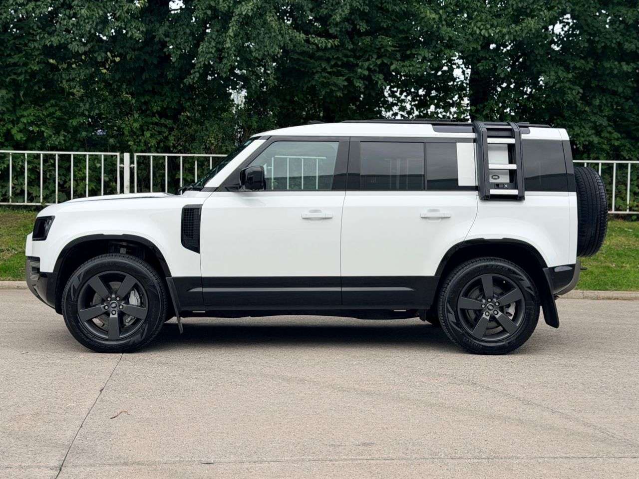 2024 LAND ROVER DEFENDER 110 2024 LAND ROVER DEFENDER 110