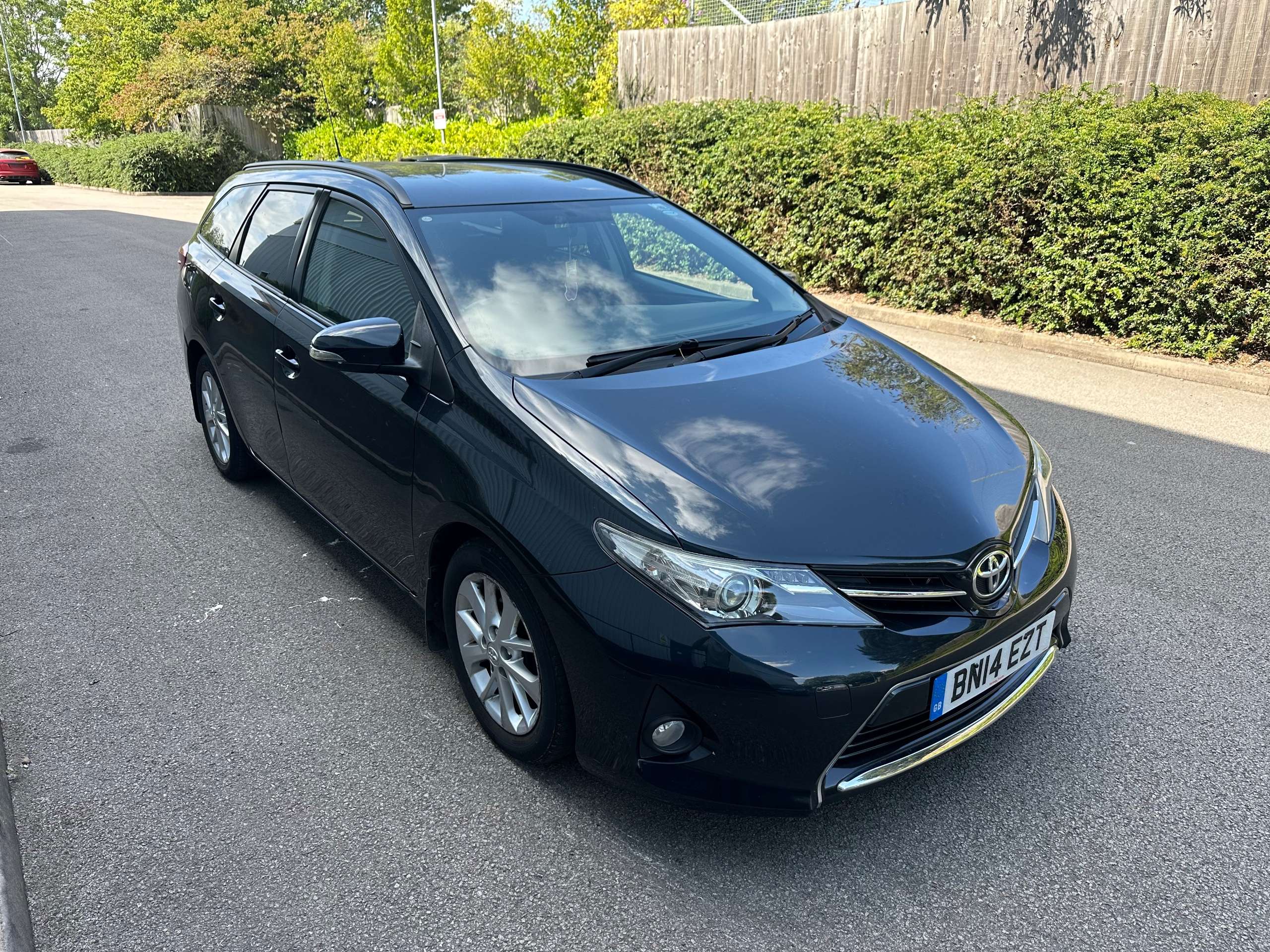 A 2014 TOYOTA AURIS 1.4 D-4D Sport Touring Sports 5dr Diesel Manual Euro 5 (s/s) (90 ps) A 2014 TOYOTA AURIS 1.4 D-4D Sport Touring Sports 5dr Diesel Manual Euro 5 (s/s) (90 ps)