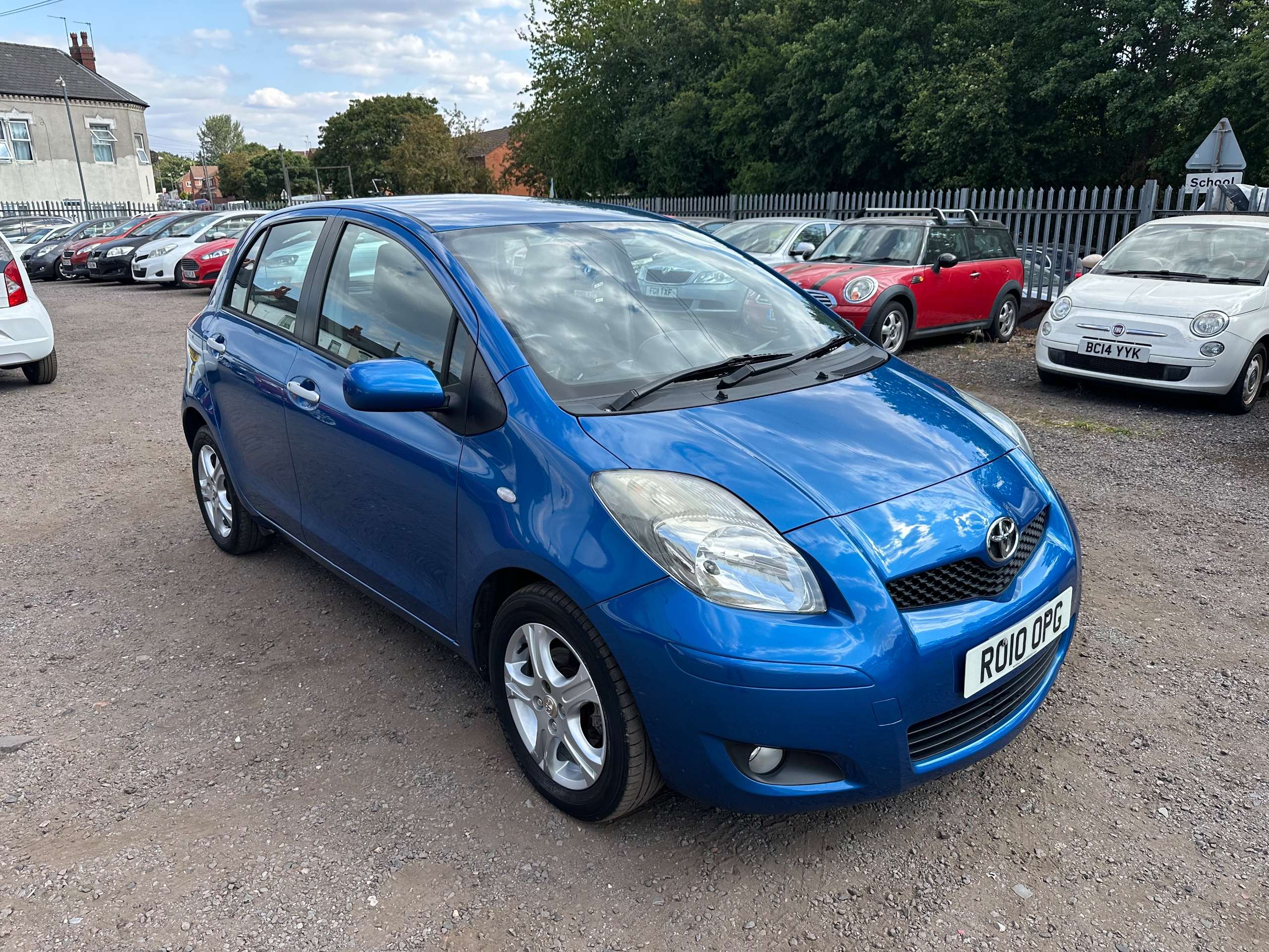 A 2010 TOYOTA YARIS 1.33 Dual VVT-i TR Hatchback 5dr Petrol Manual Euro 4 (s/s) (101 ps) A 2010 TOYOTA YARIS 1.33 Dual VVT-i TR Hatchback 5dr Petrol Manual Euro 4 (s/s) (101 ps)