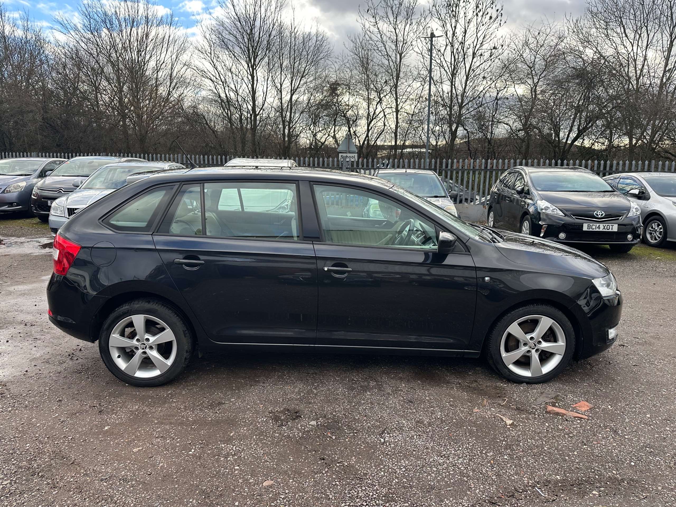 A 2014 SKODA RAPID SPACEBACK 1.6 TDI Elegance Hatchback 5dr Diesel Manual Euro 5 (105 ps) A 2014 SKODA RAPID SPACEBACK 1.6 TDI Elegance Hatchback 5dr Diesel Manual Euro 5 (105 ps)