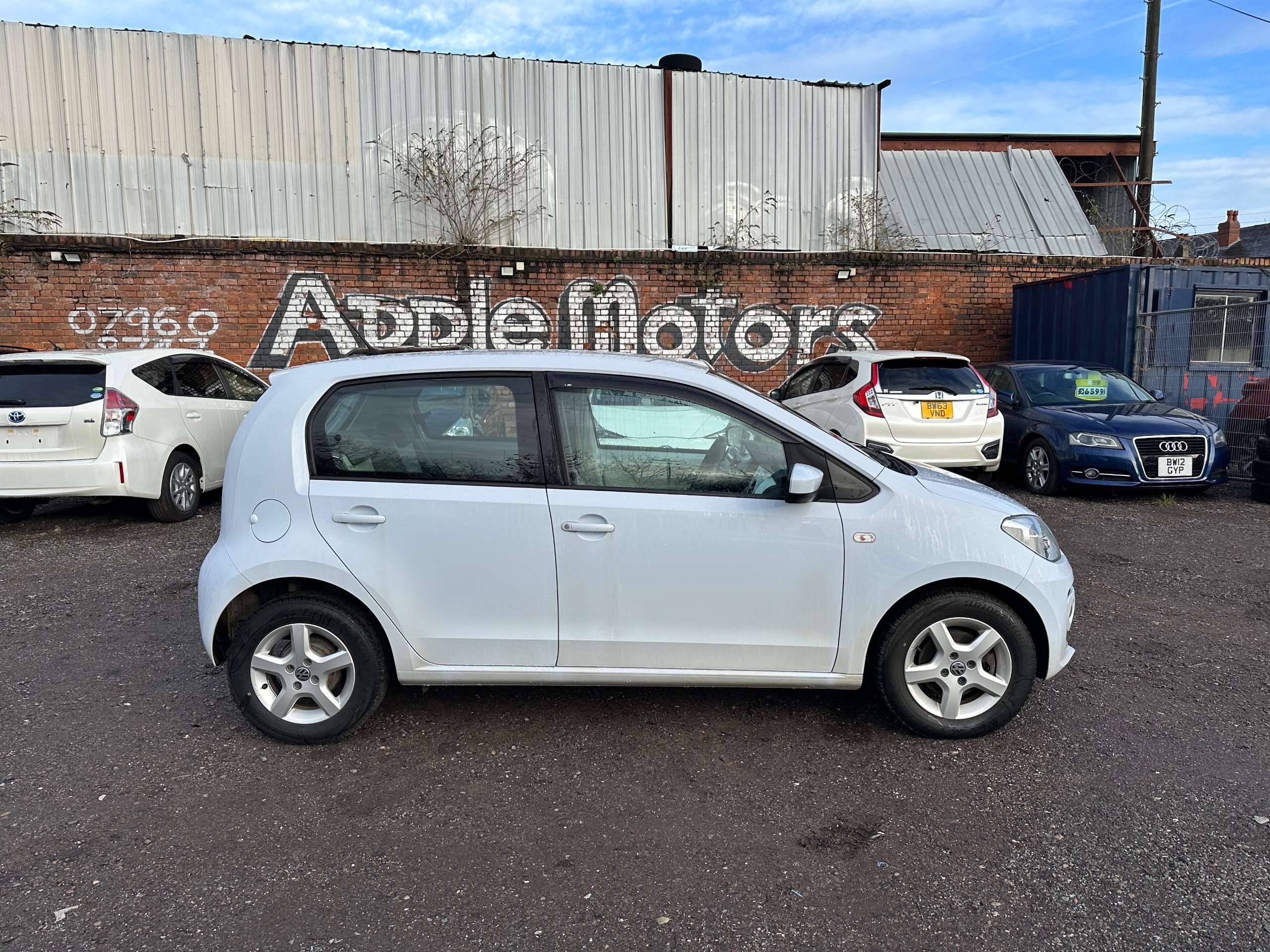 A 2013 VOLKSWAGEN UP! A 2013 VOLKSWAGEN UP!