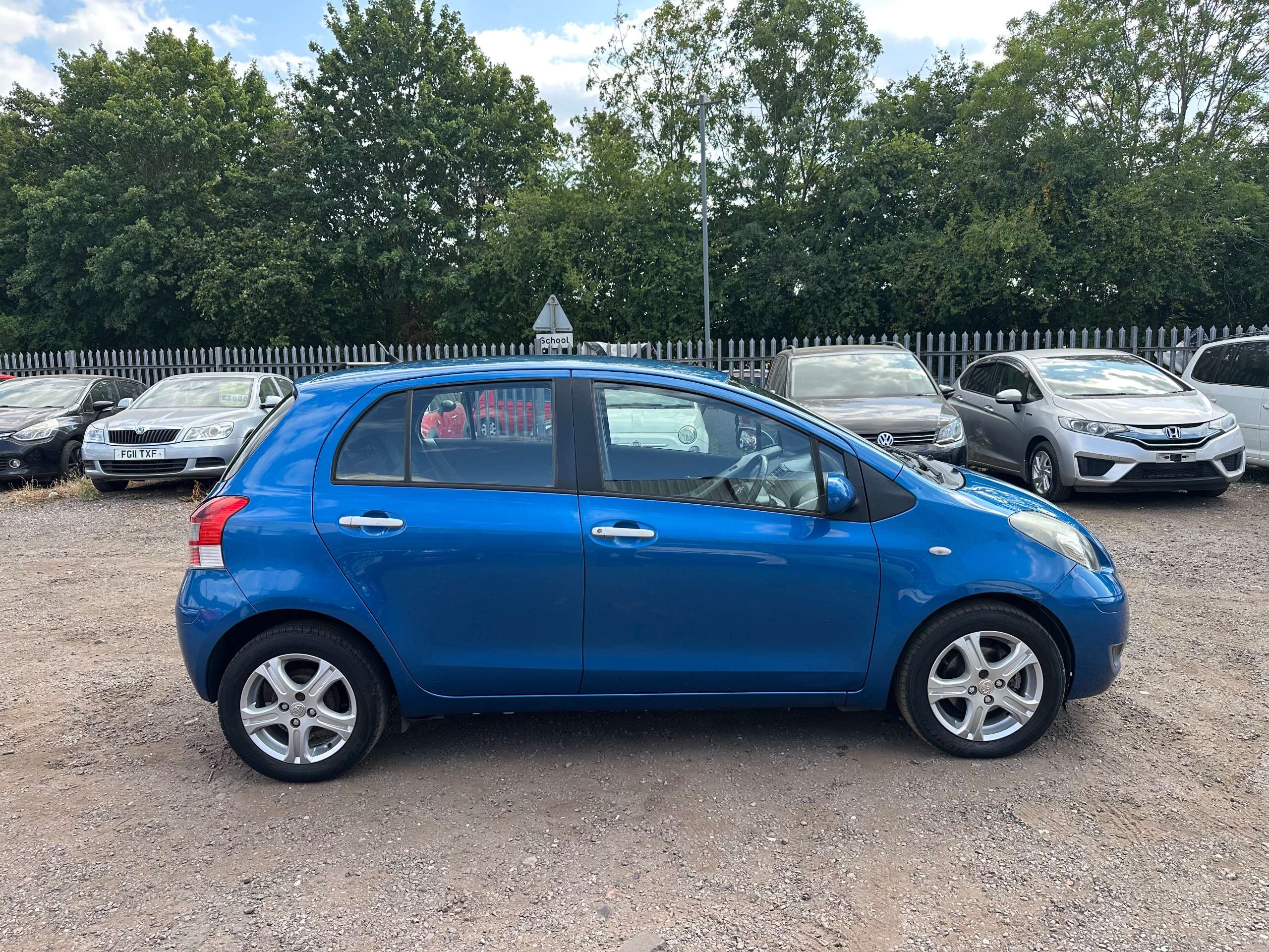 A 2010 TOYOTA YARIS 1.33 Dual VVT-i TR Hatchback 5dr Petrol Manual Euro 4 (s/s) (101 ps) A 2010 TOYOTA YARIS 1.33 Dual VVT-i TR Hatchback 5dr Petrol Manual Euro 4 (s/s) (101 ps)