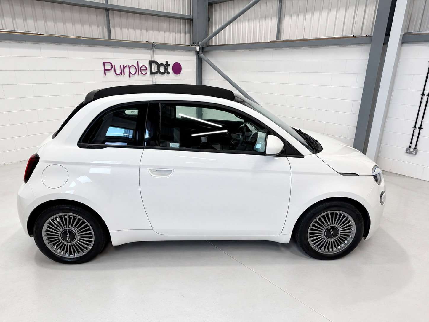 A 2023 FIAT 500E C 42kWh Icon Convertible 2dr Electric Auto (118 ps) A 2023 FIAT 500E C 42kWh Icon Convertible 2dr Electric Auto (118 ps)