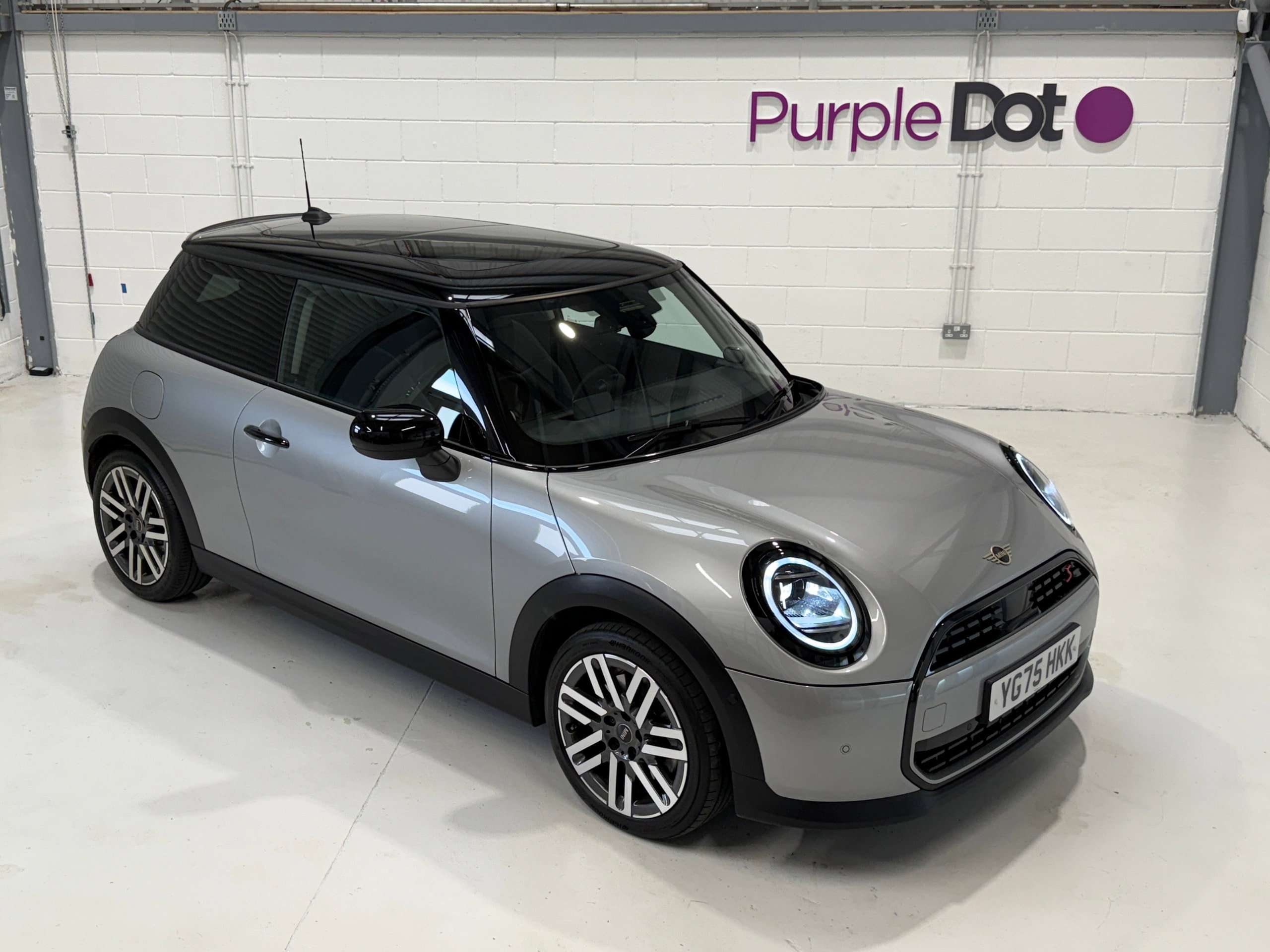 A 2025 MINI COOPER 2.0S Classic Hatchback 3dr Petrol Steptronic Euro 6 (s/s) (204 ps) A 2025 MINI COOPER 2.0S Classic Hatchback 3dr Petrol Steptronic Euro 6 (s/s) (204 ps)