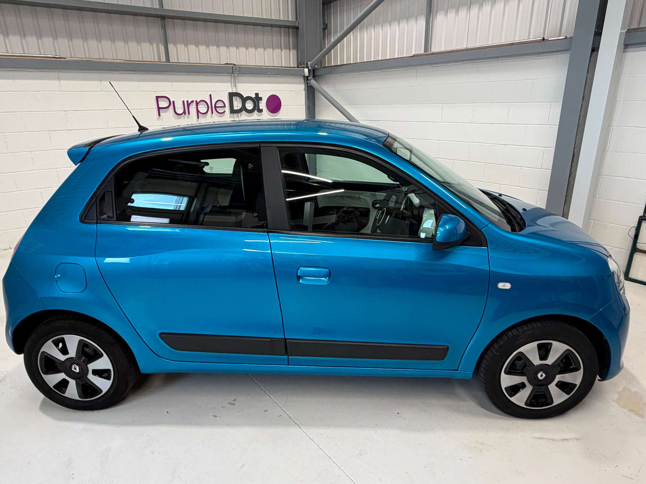 A 2015 RENAULT TWINGO 1.0 SCe Play Hatchback 5dr Petrol Manual Euro 5 (70 ps) A 2015 RENAULT TWINGO 1.0 SCe Play Hatchback 5dr Petrol Manual Euro 5 (70 ps)